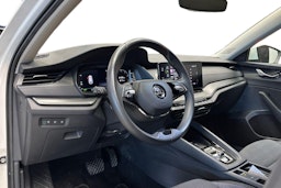 valkoinen Skoda Octavia 2024 kuva 7.