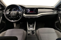 valkoinen Skoda Octavia 2024 kuva 9.