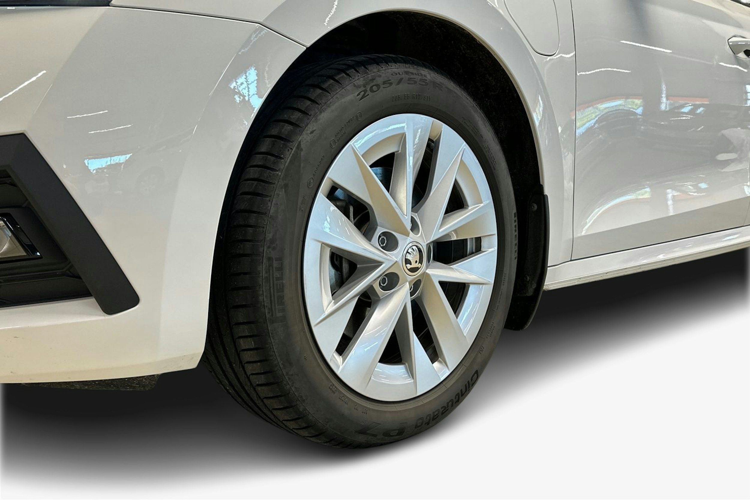 valkoinen Skoda Octavia 2024 kuva 11.