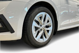 valkoinen Skoda Octavia 2024 kuva 11.
