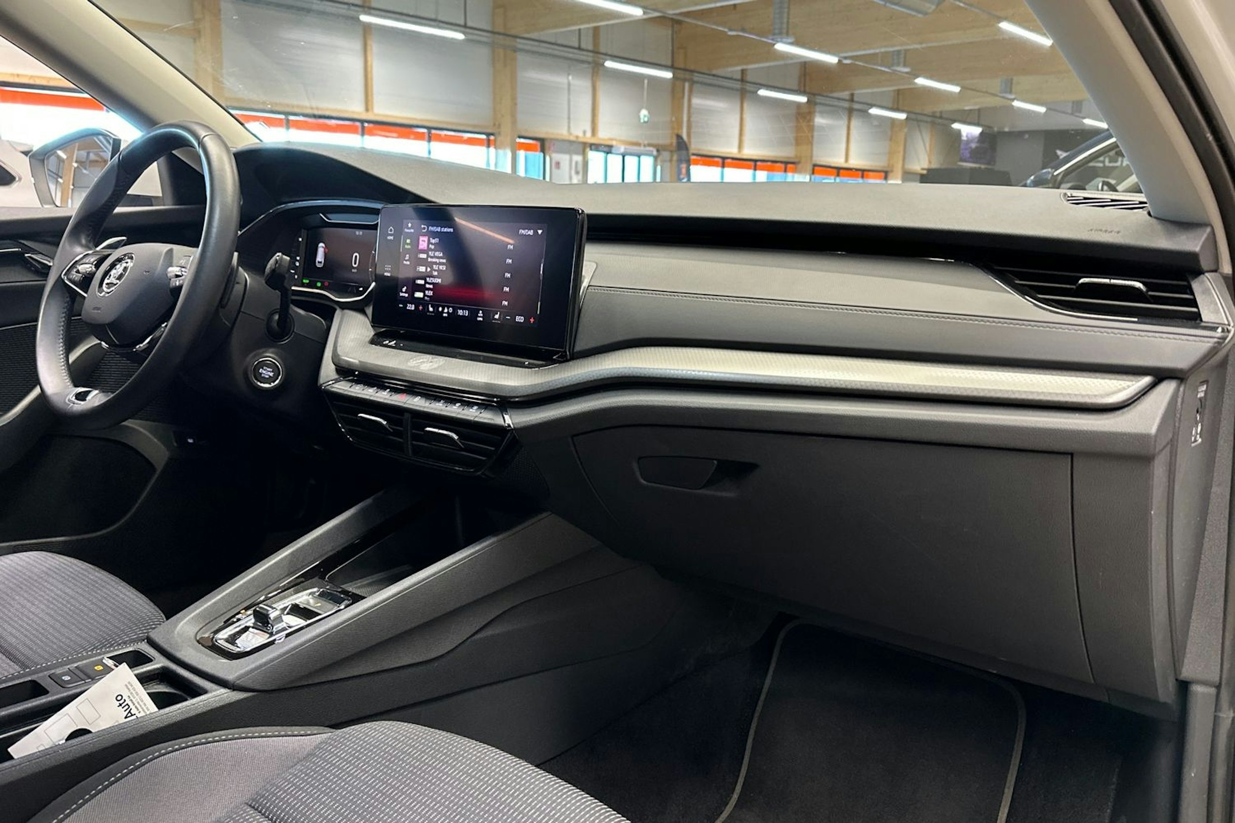 valkoinen Skoda Octavia 2024 kuva 14.