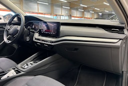 valkoinen Skoda Octavia 2024 kuva 14.