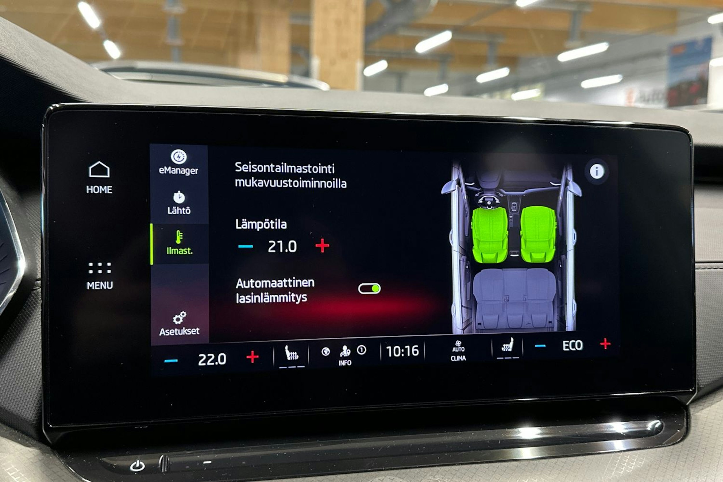 valkoinen Skoda Octavia 2024 kuva 19.