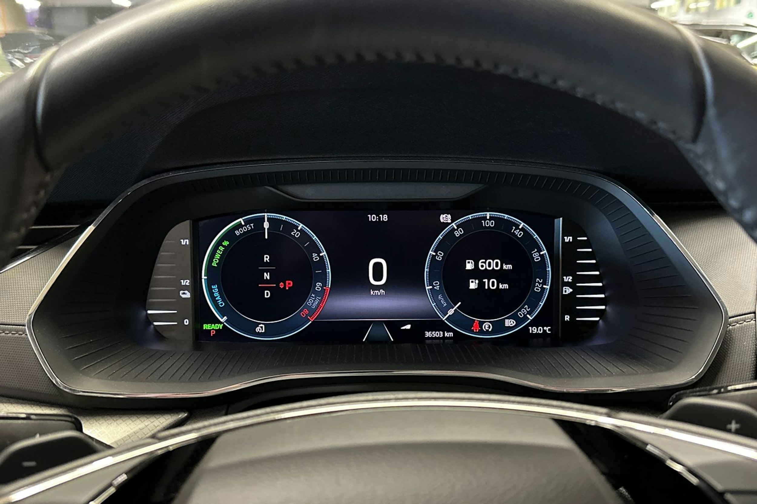 valkoinen Skoda Octavia 2024 kuva 22.