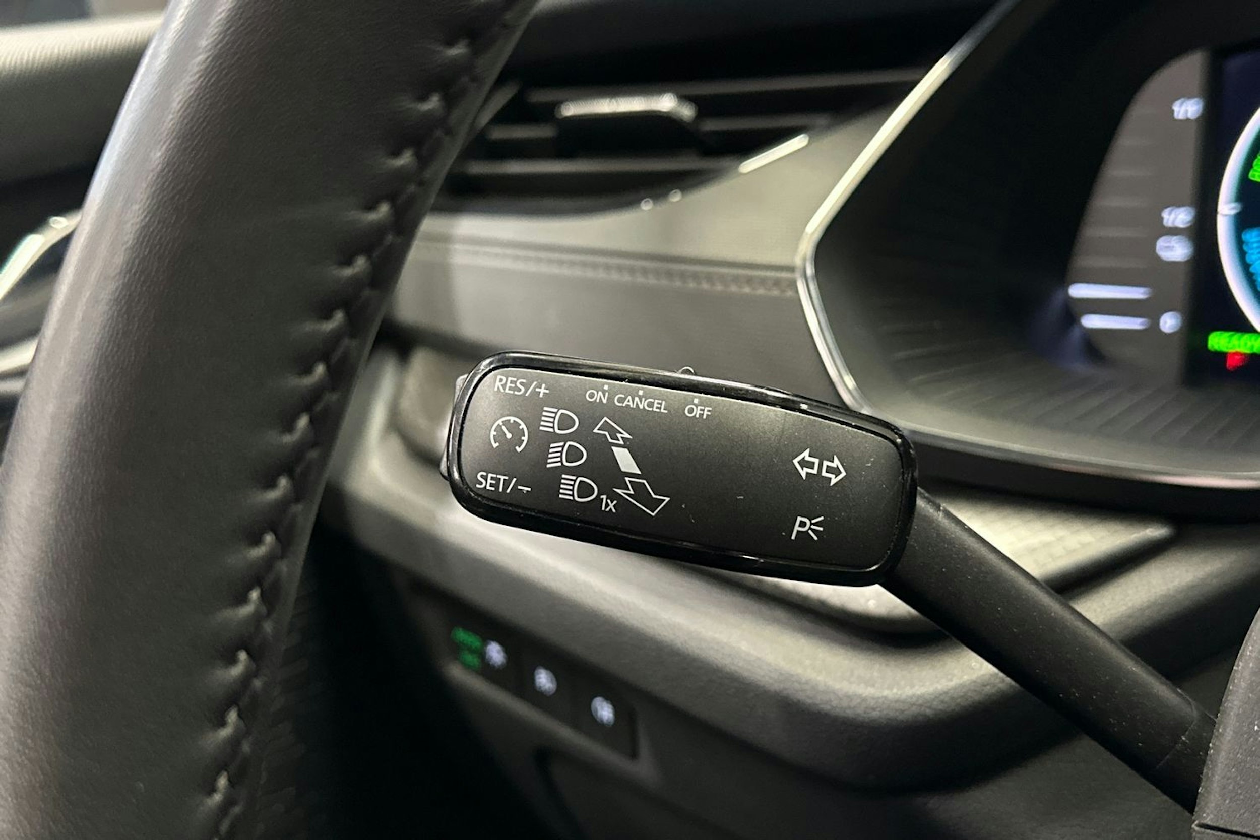 valkoinen Skoda Octavia 2024 kuva 23.