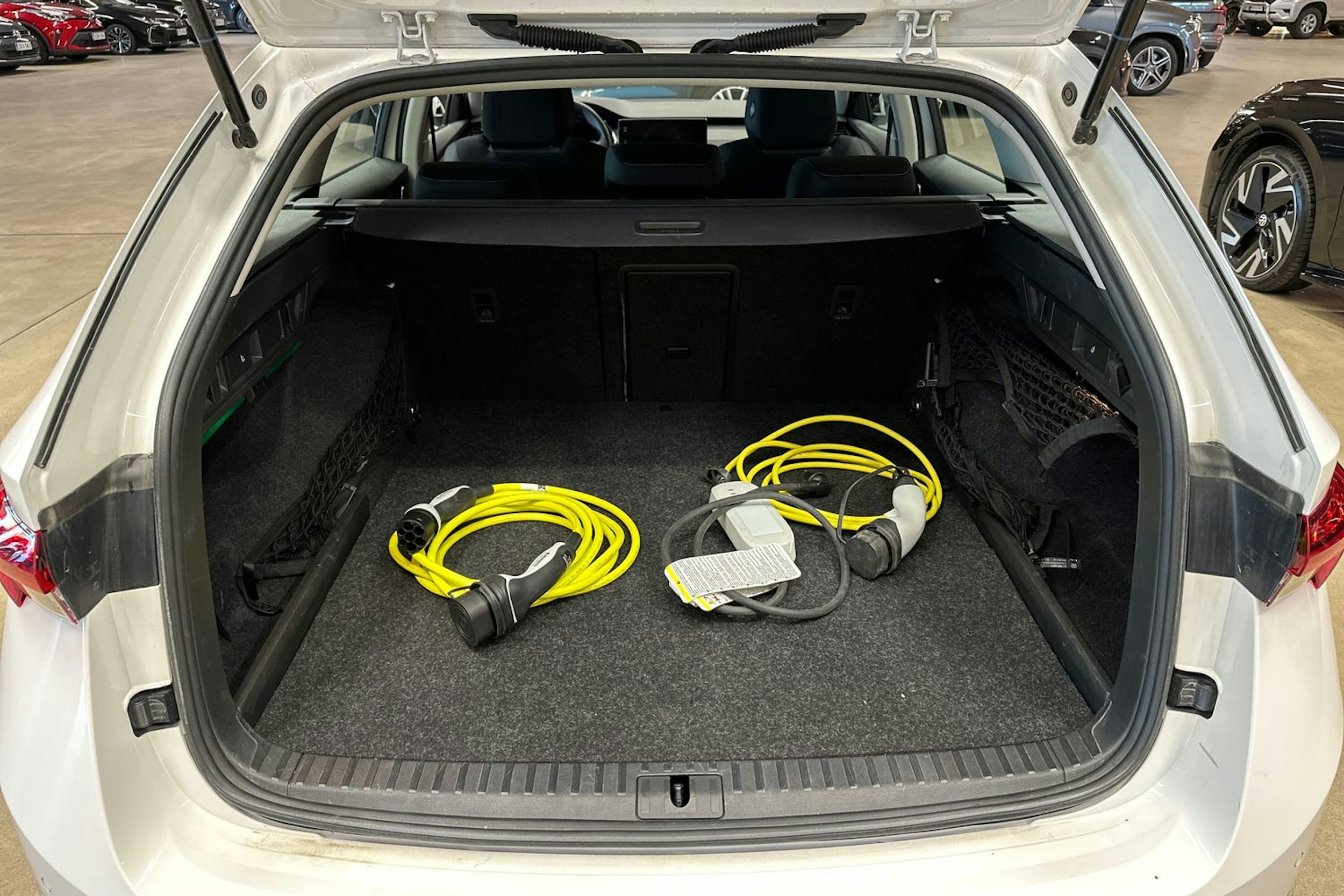 valkoinen Skoda Octavia 2024 kuva 30.