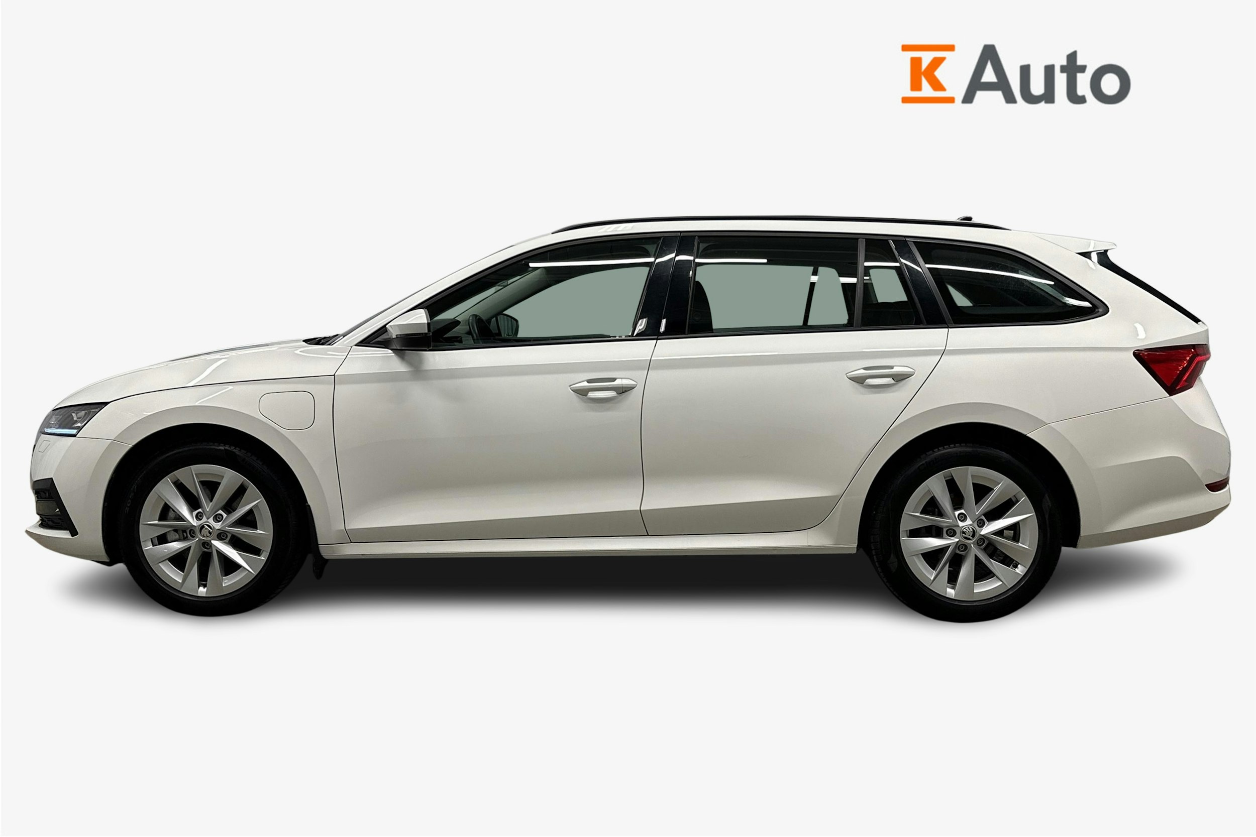 valkoinen Skoda Octavia 2024 kuva 6.