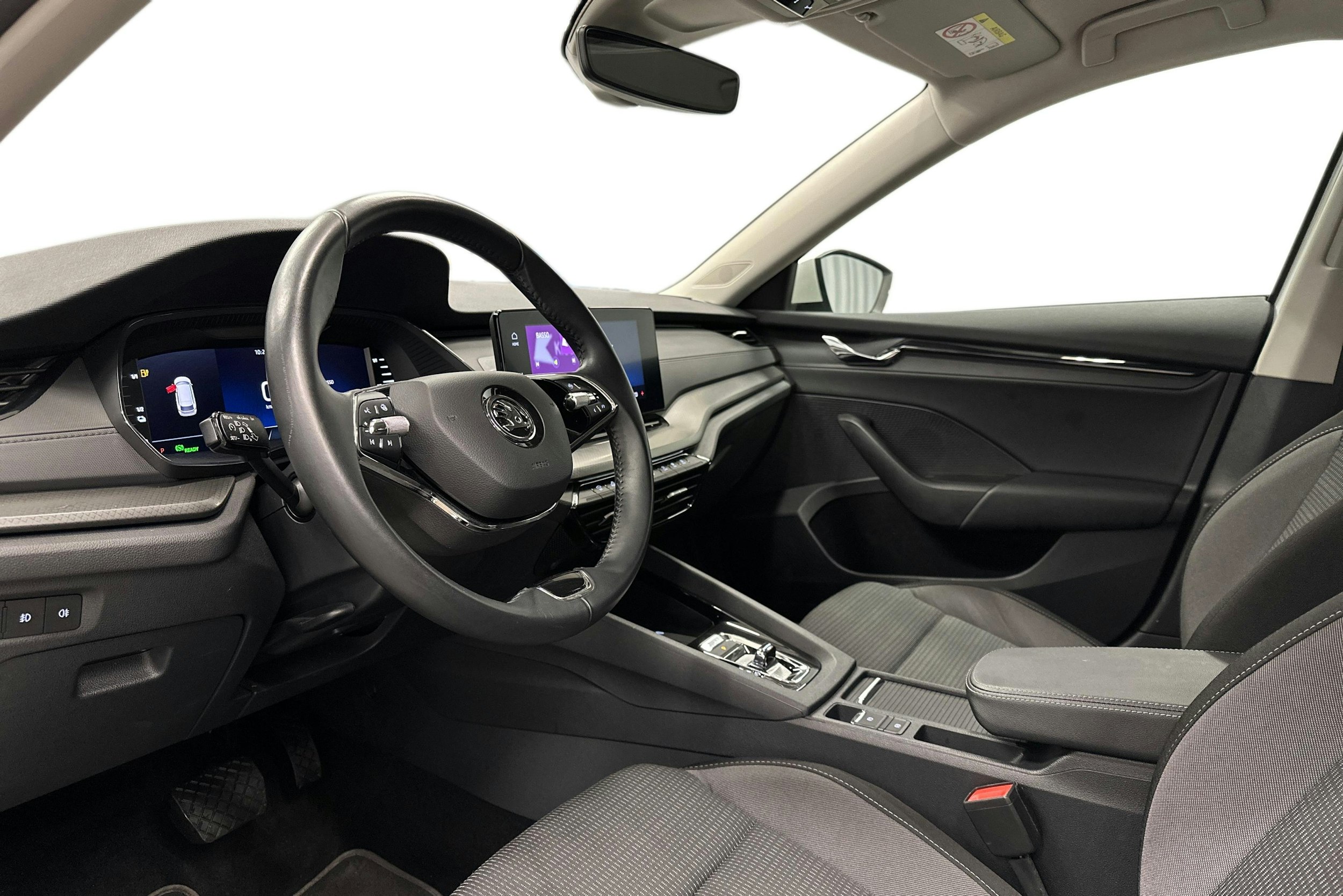 valkoinen Skoda Octavia 2024 kuva 7.