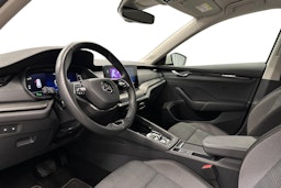 valkoinen Skoda Octavia 2024 kuva 7.