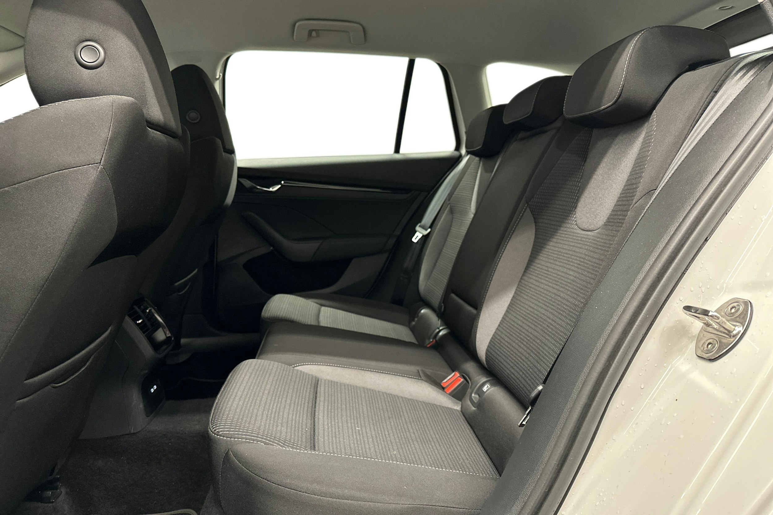 valkoinen Skoda Octavia 2024 kuva 10.