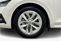 valkoinen Skoda Octavia 2024 kuva 11.