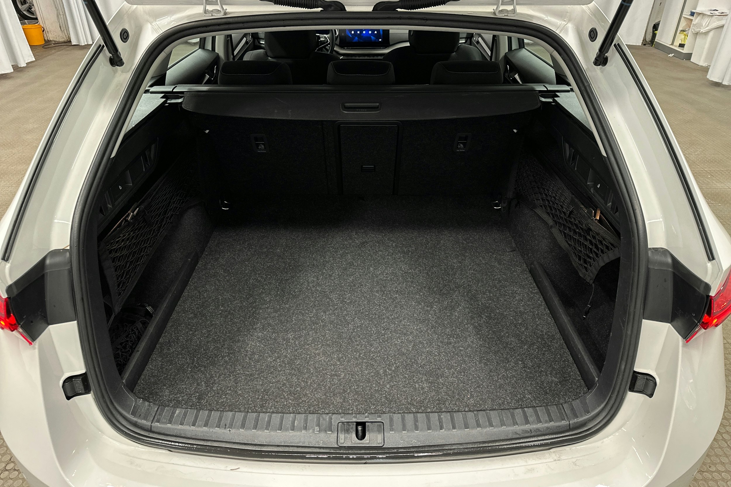 valkoinen Skoda Octavia 2024 kuva 14.