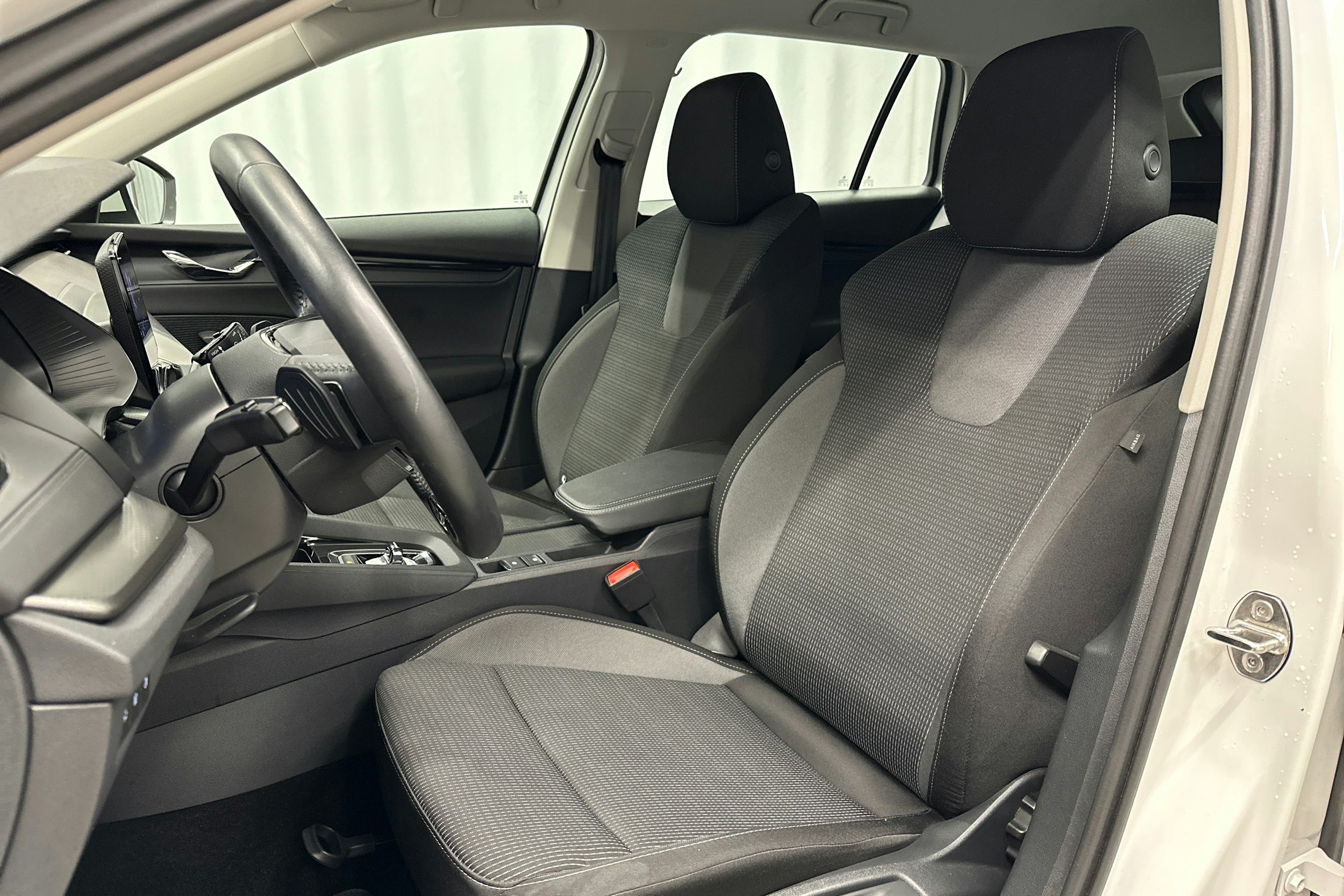 valkoinen Skoda Octavia 2024 kuva 15.