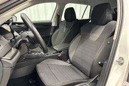 valkoinen Skoda Octavia 2024 kuva 15.