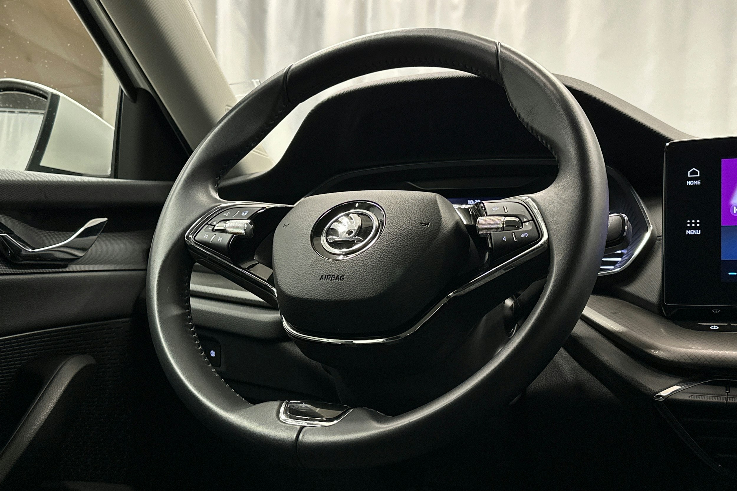 valkoinen Skoda Octavia 2024 kuva 16.