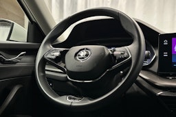 valkoinen Skoda Octavia 2024 kuva 16.