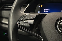 valkoinen Skoda Octavia 2024 kuva 17.