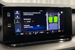 valkoinen Skoda Octavia 2024 kuva 21.