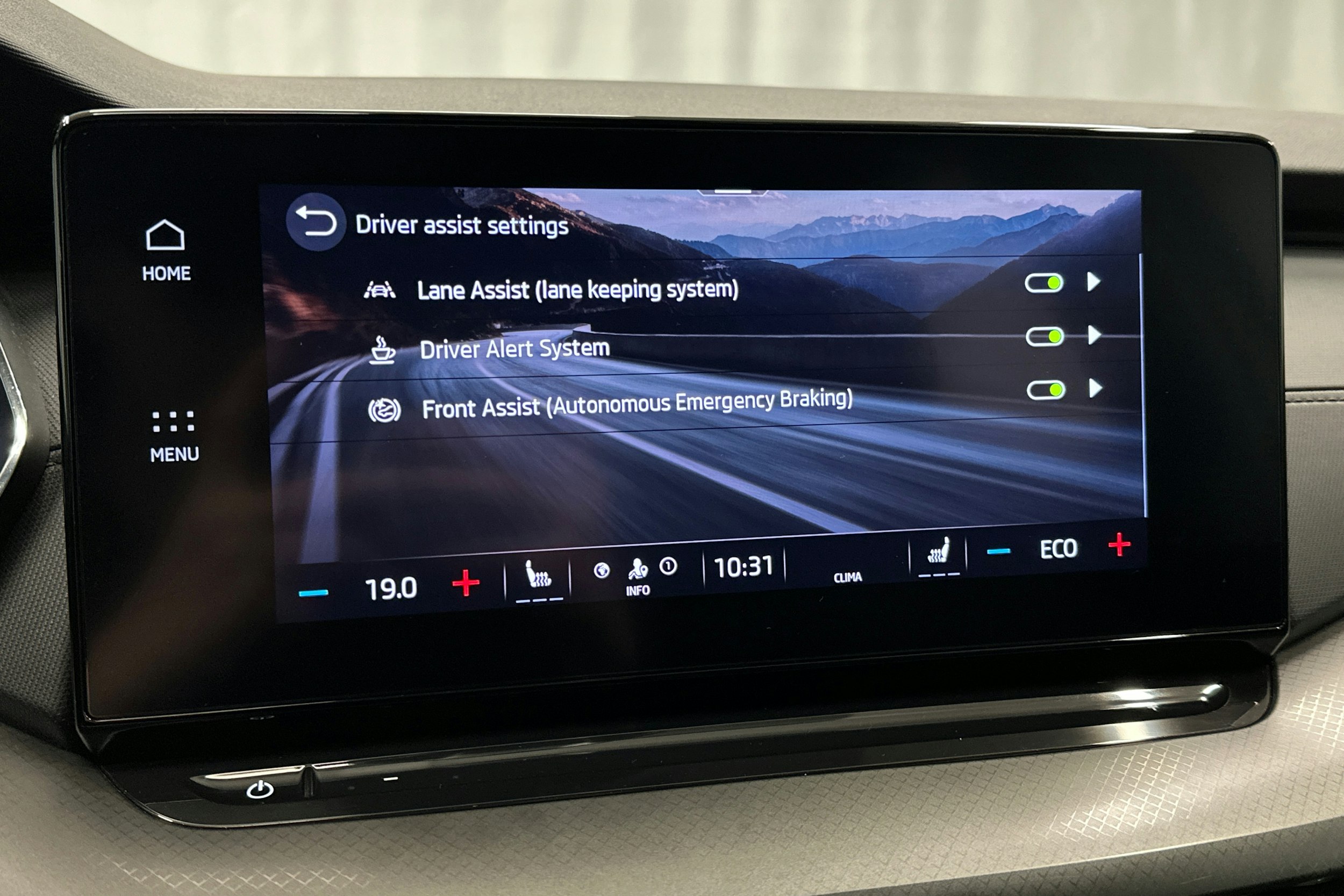 valkoinen Skoda Octavia 2024 kuva 23.