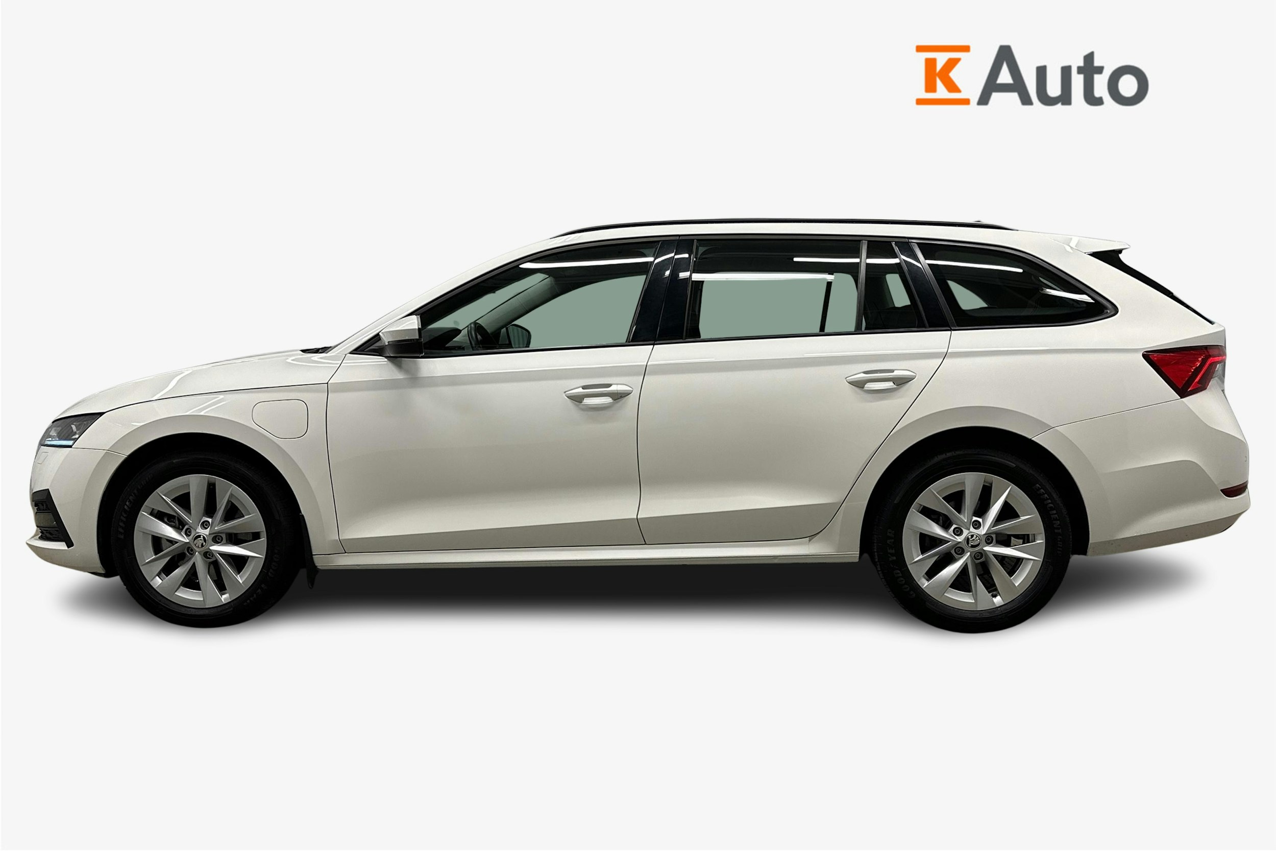 valkoinen Skoda Octavia 2024 kuva 6.