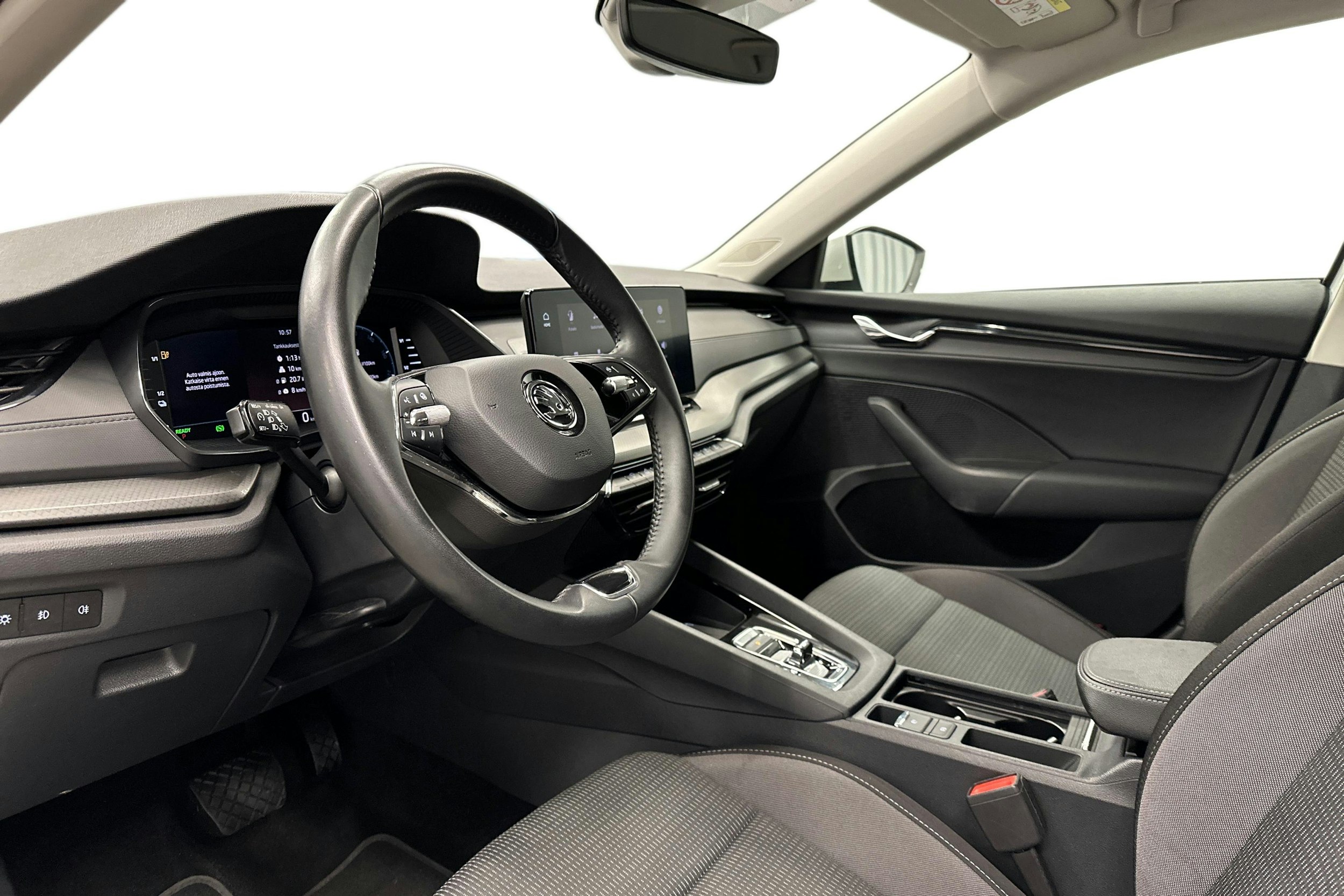 valkoinen Skoda Octavia 2024 kuva 7.