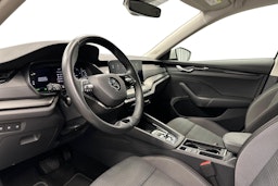 valkoinen Skoda Octavia 2024 kuva 7.