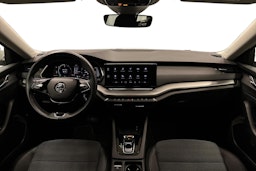 valkoinen Skoda Octavia 2024 kuva 9.