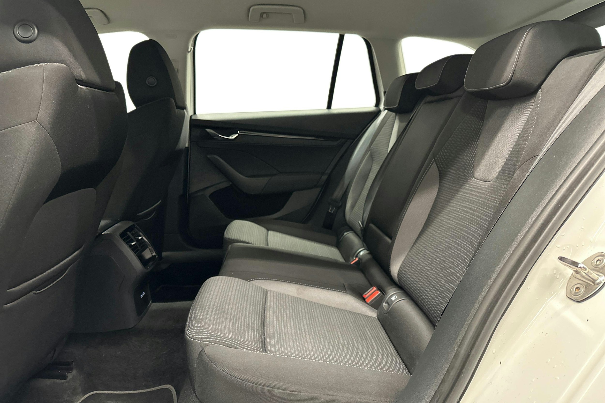 valkoinen Skoda Octavia 2024 kuva 10.