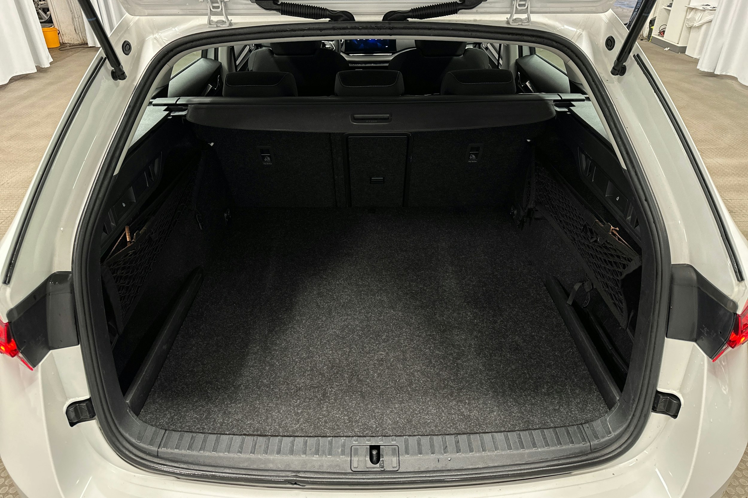 valkoinen Skoda Octavia 2024 kuva 14.