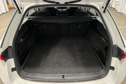 valkoinen Skoda Octavia 2024 kuva 14.