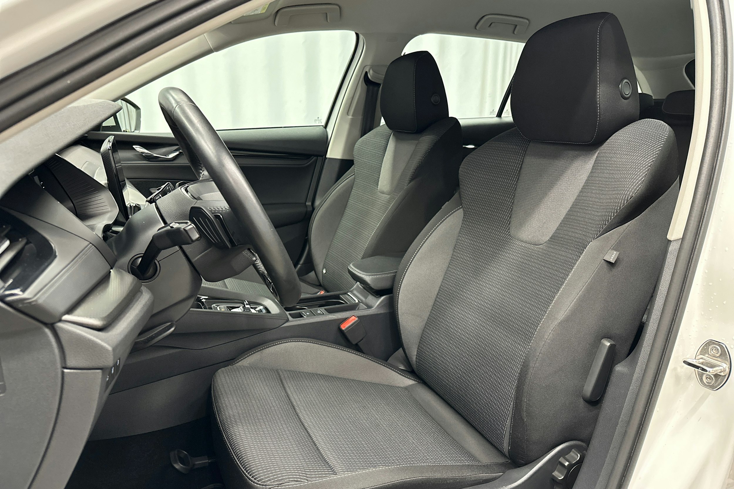 valkoinen Skoda Octavia 2024 kuva 15.