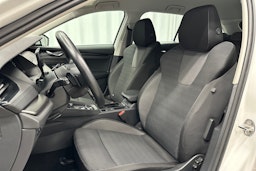 valkoinen Skoda Octavia 2024 kuva 15.