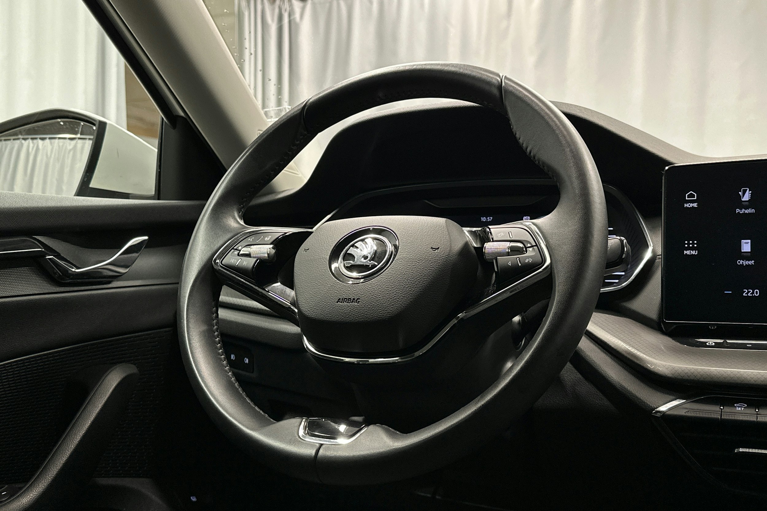 valkoinen Skoda Octavia 2024 kuva 16.