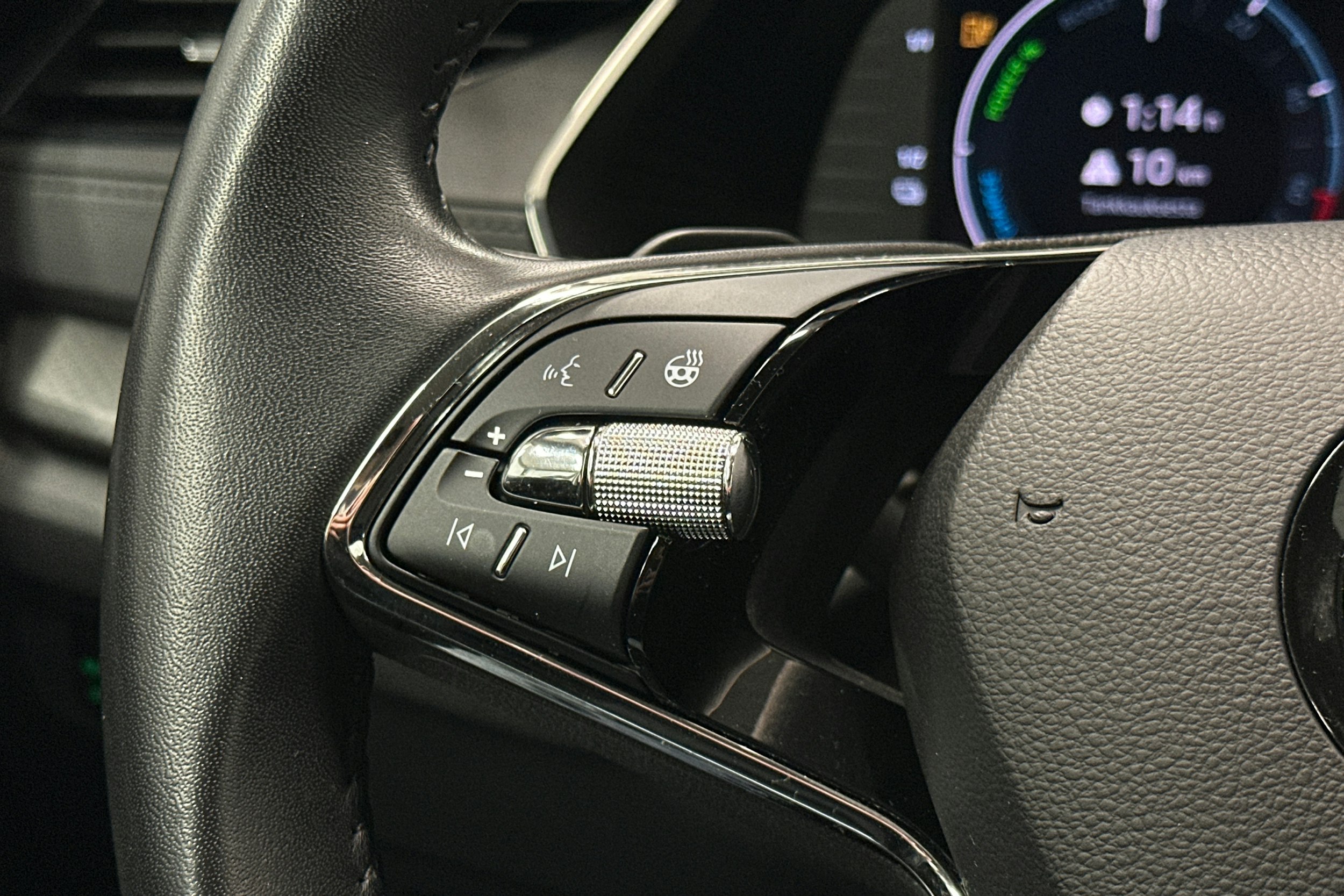 valkoinen Skoda Octavia 2024 kuva 17.