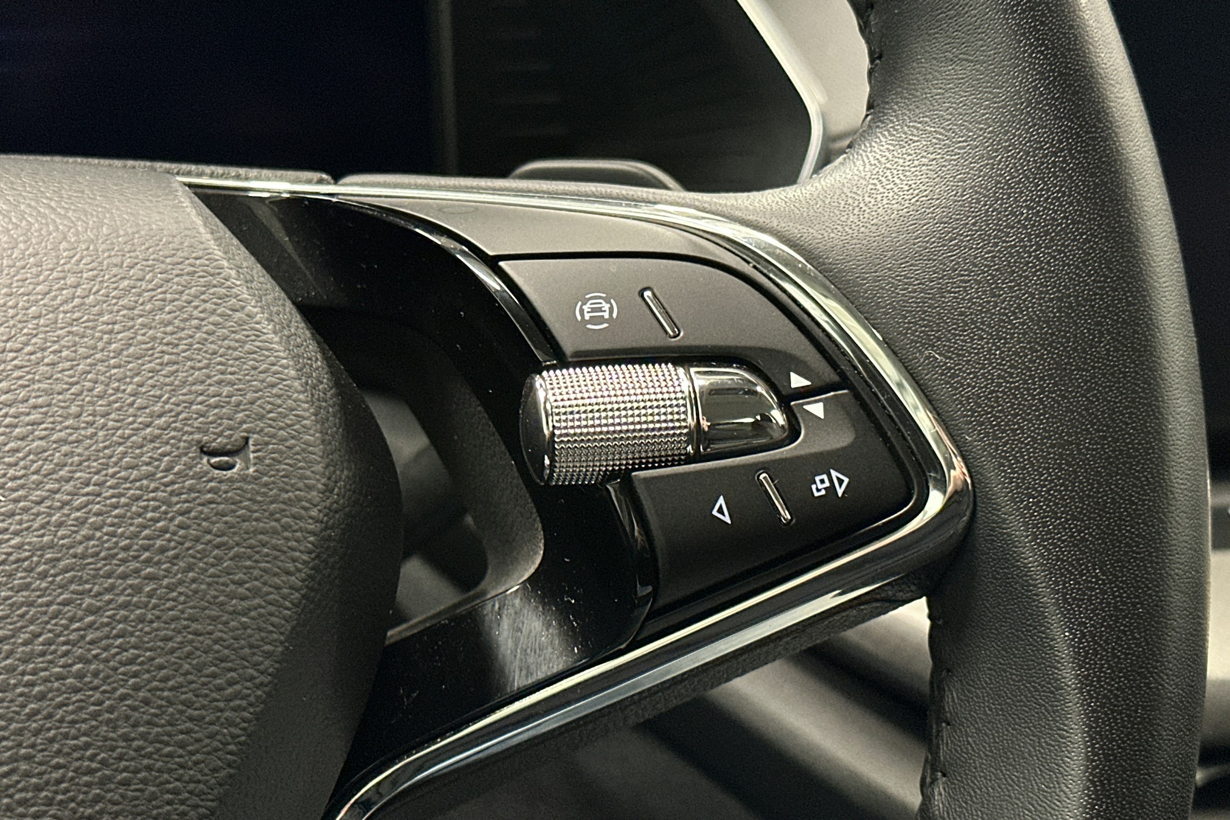 valkoinen Skoda Octavia 2024 kuva 18.