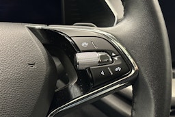 valkoinen Skoda Octavia 2024 kuva 18.