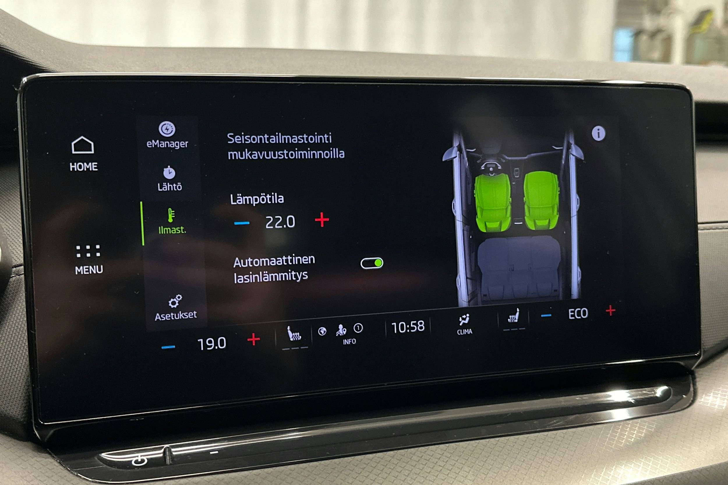 valkoinen Skoda Octavia 2024 kuva 21.