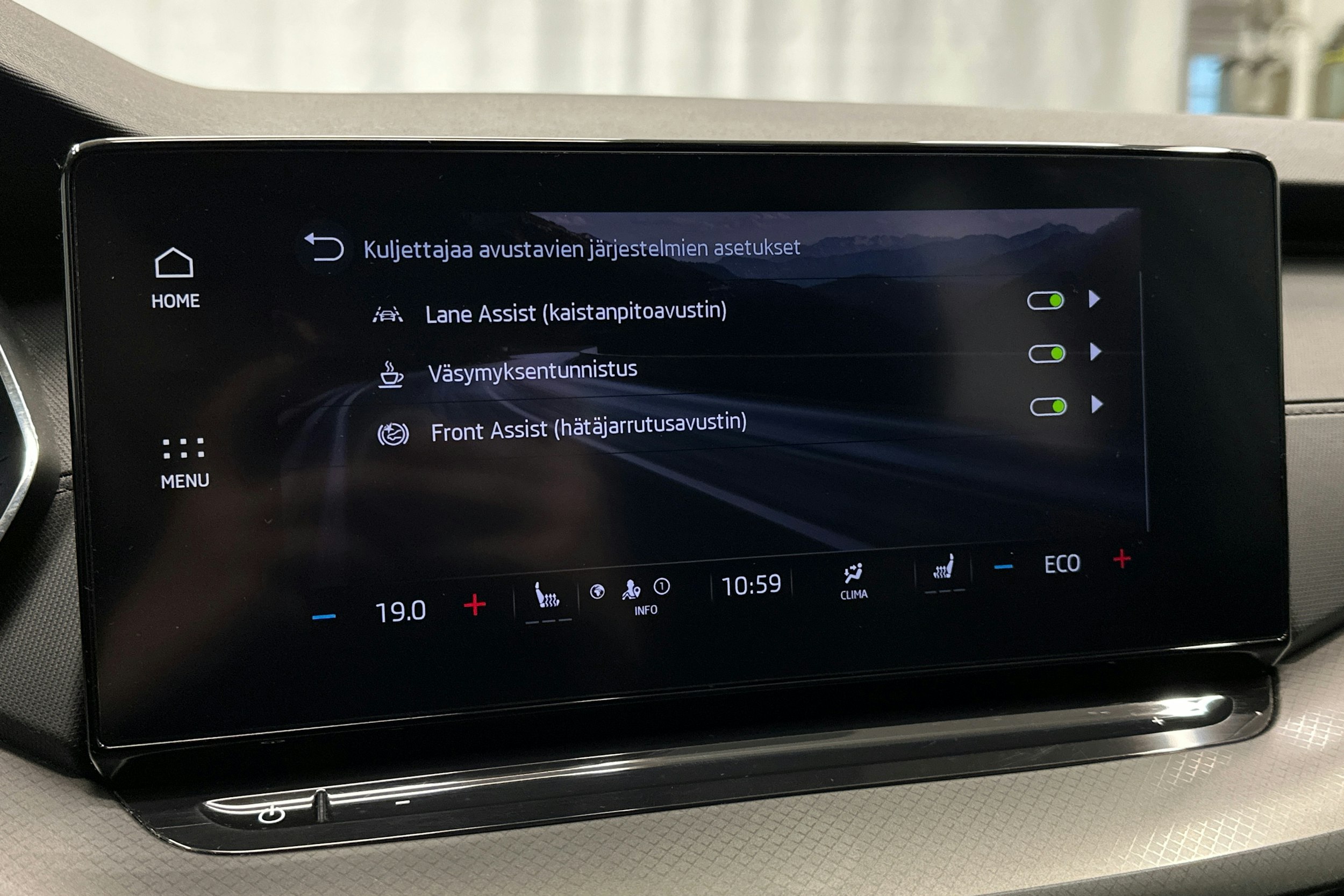 valkoinen Skoda Octavia 2024 kuva 23.