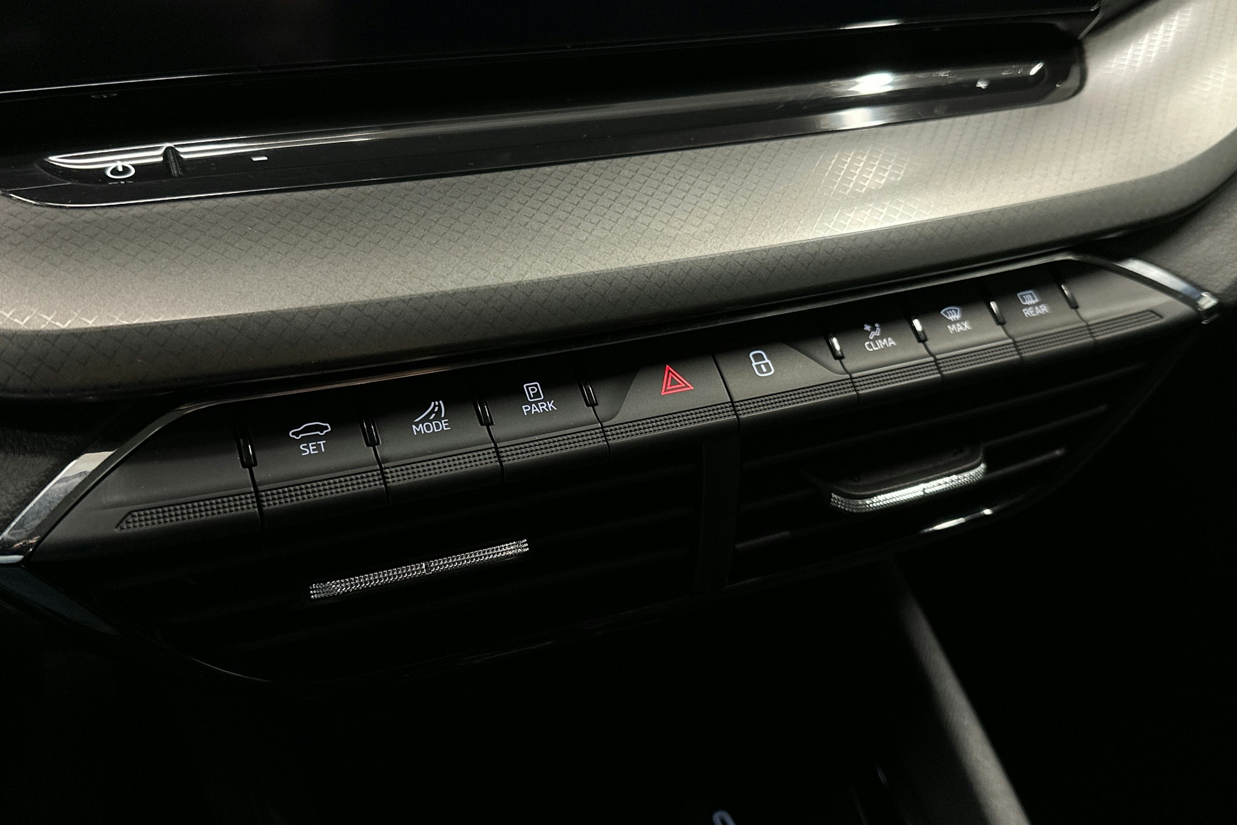 valkoinen Skoda Octavia 2024 kuva 25.