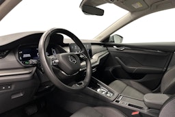 harmaa Skoda Octavia 2024 kuva 7.