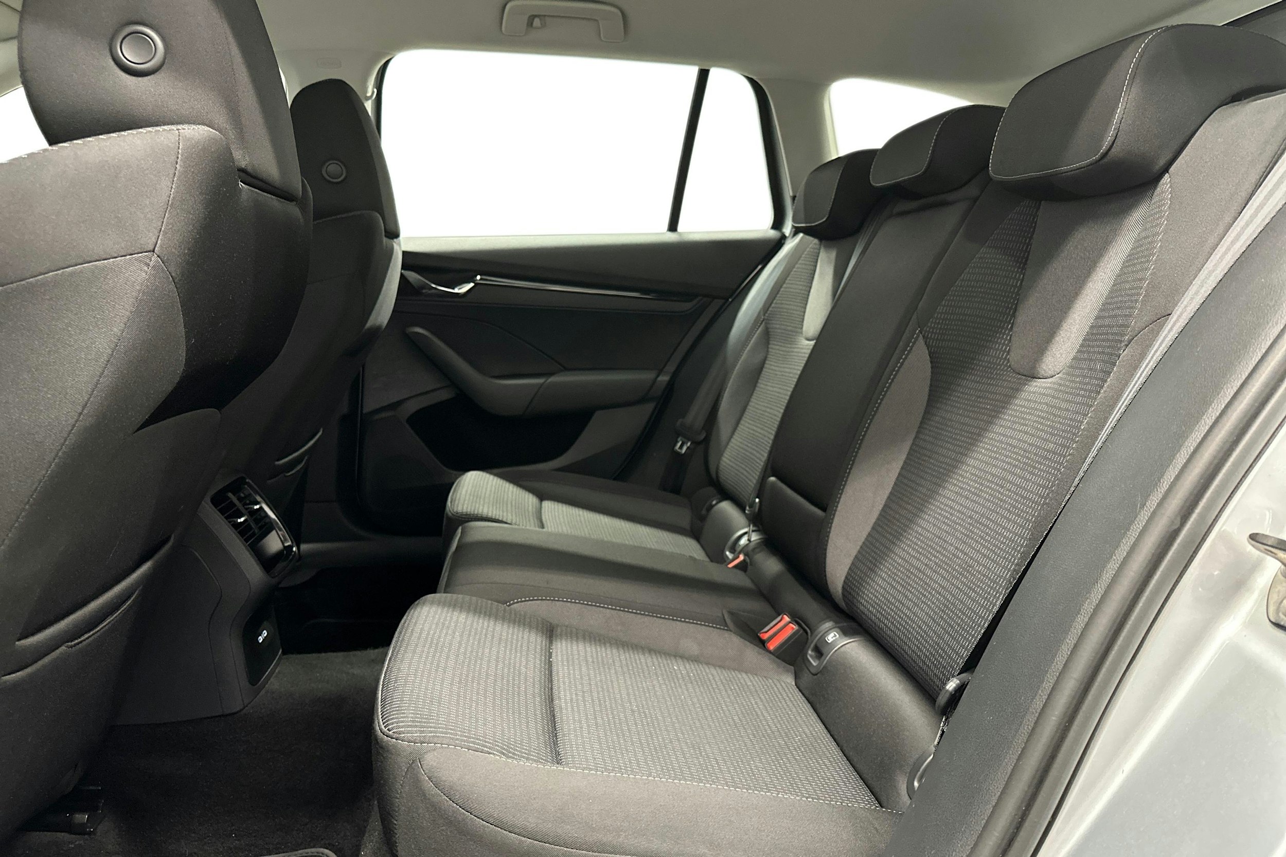 harmaa Skoda Octavia 2024 kuva 10.