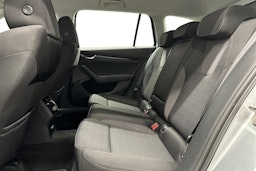 harmaa Skoda Octavia 2024 kuva 10.