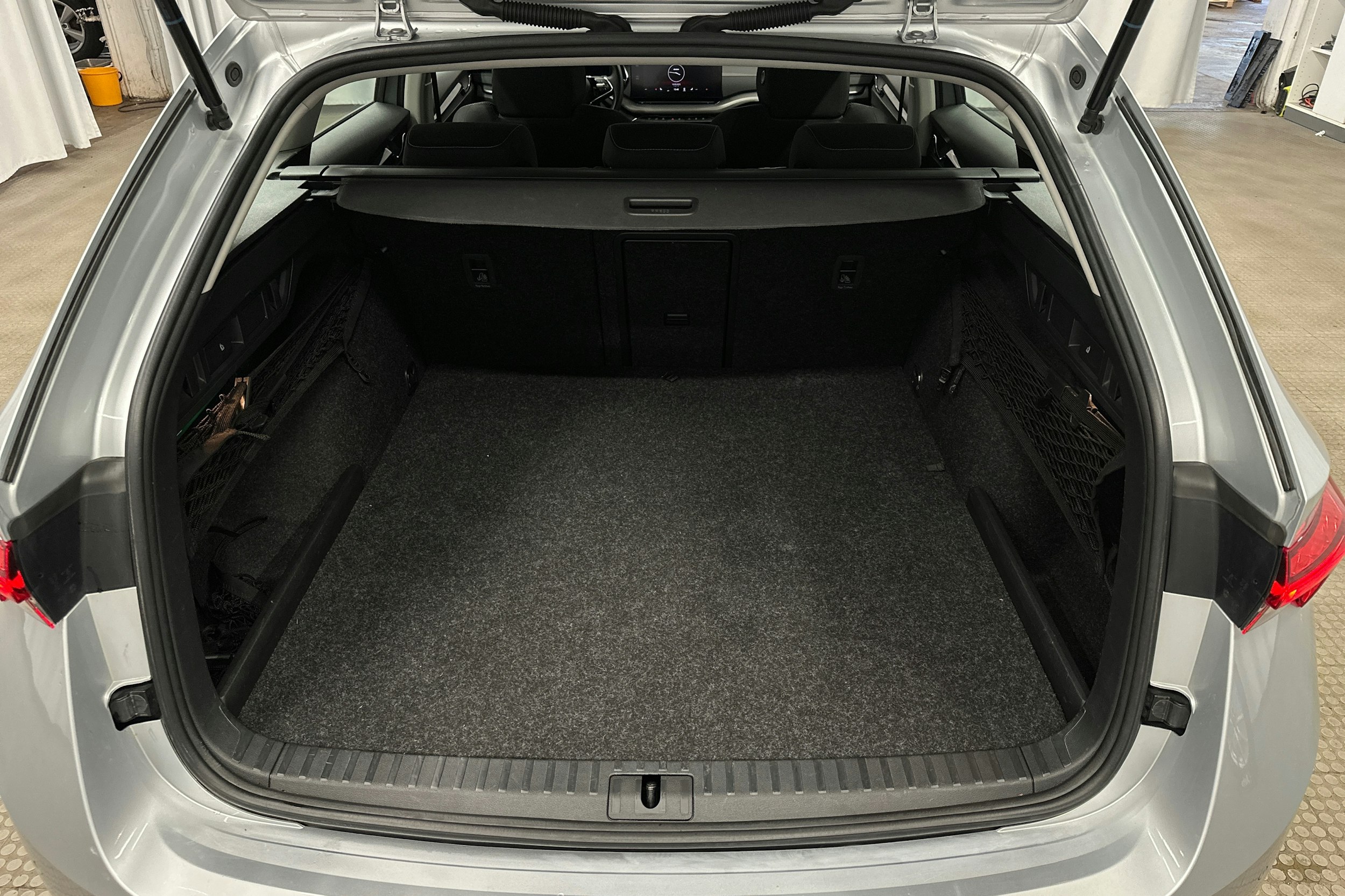 harmaa Skoda Octavia 2024 kuva 14.