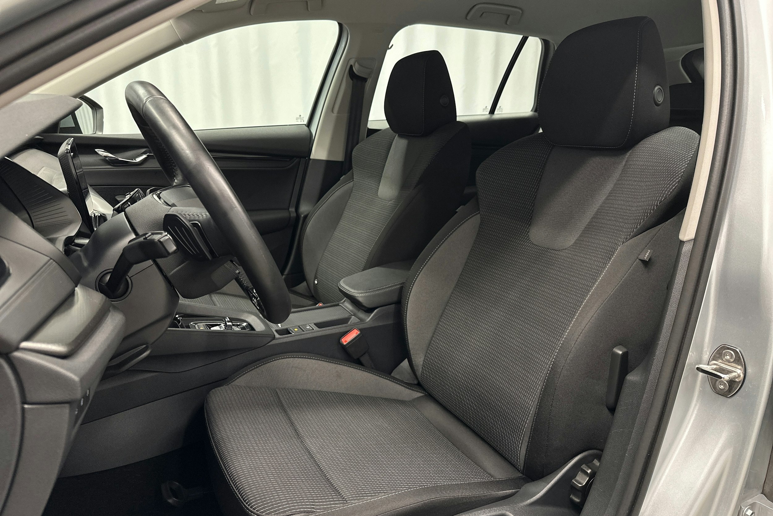 harmaa Skoda Octavia 2024 kuva 15.