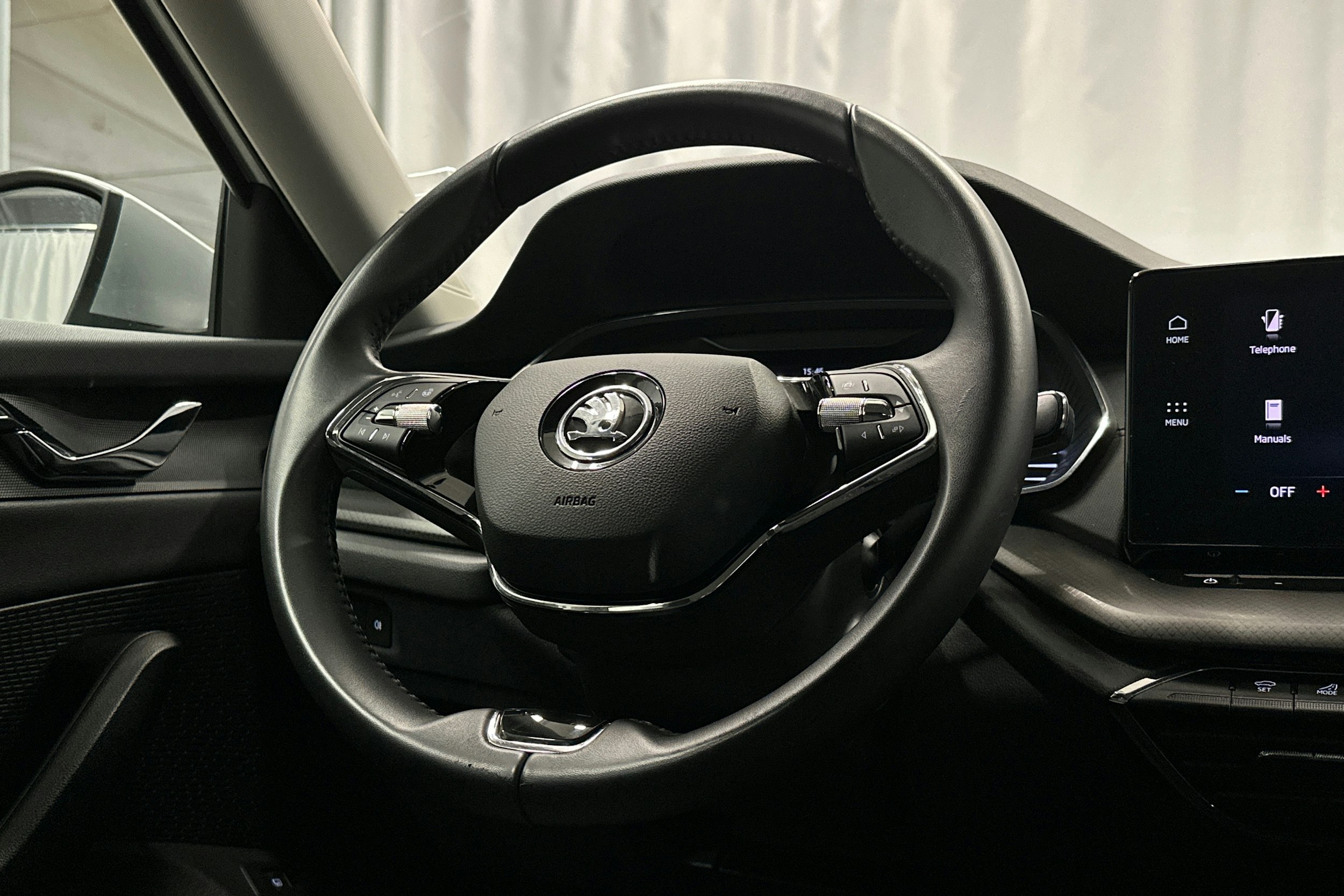 harmaa Skoda Octavia 2024 kuva 16.