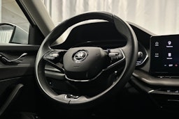 harmaa Skoda Octavia 2024 kuva 16.