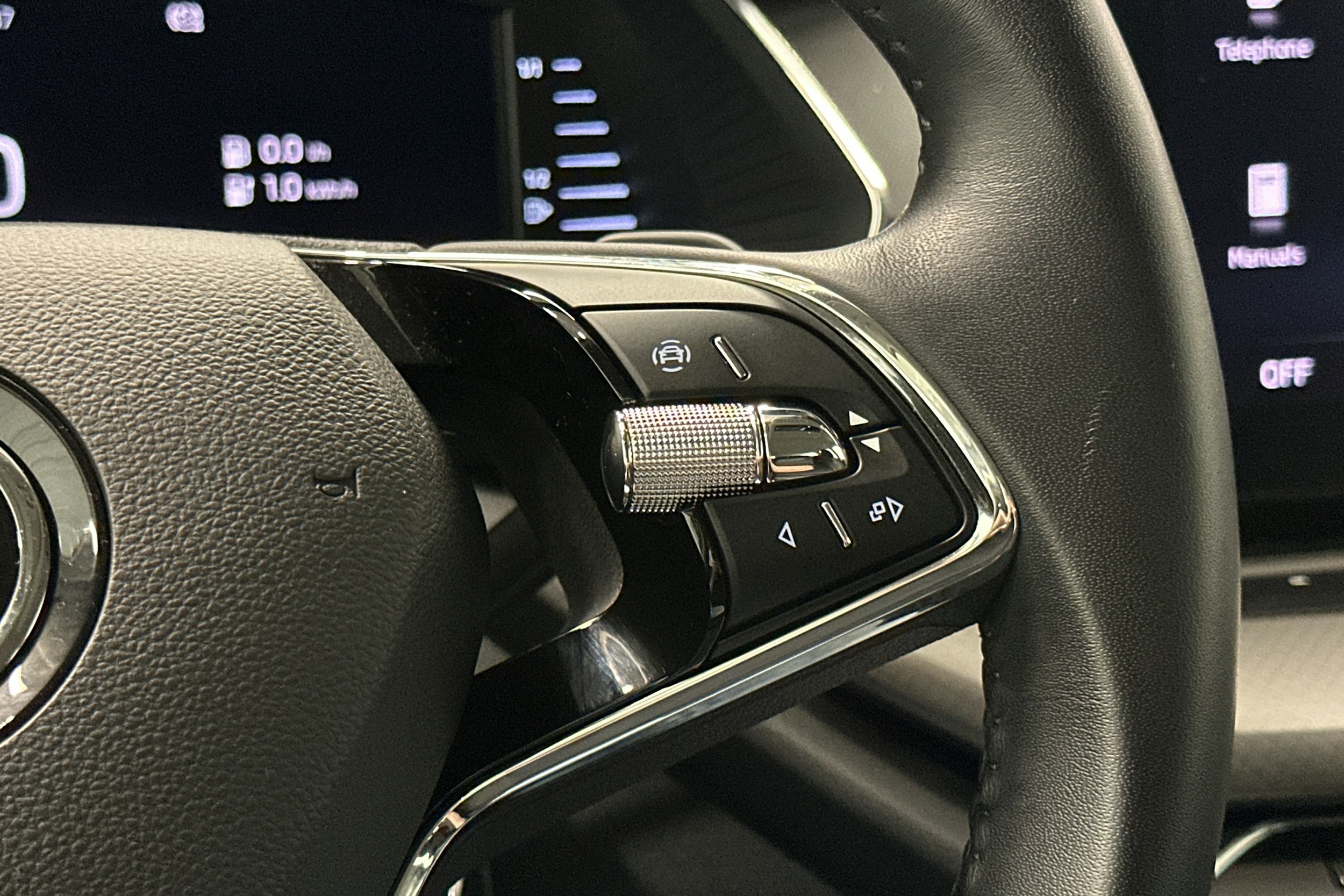 harmaa Skoda Octavia 2024 kuva 18.