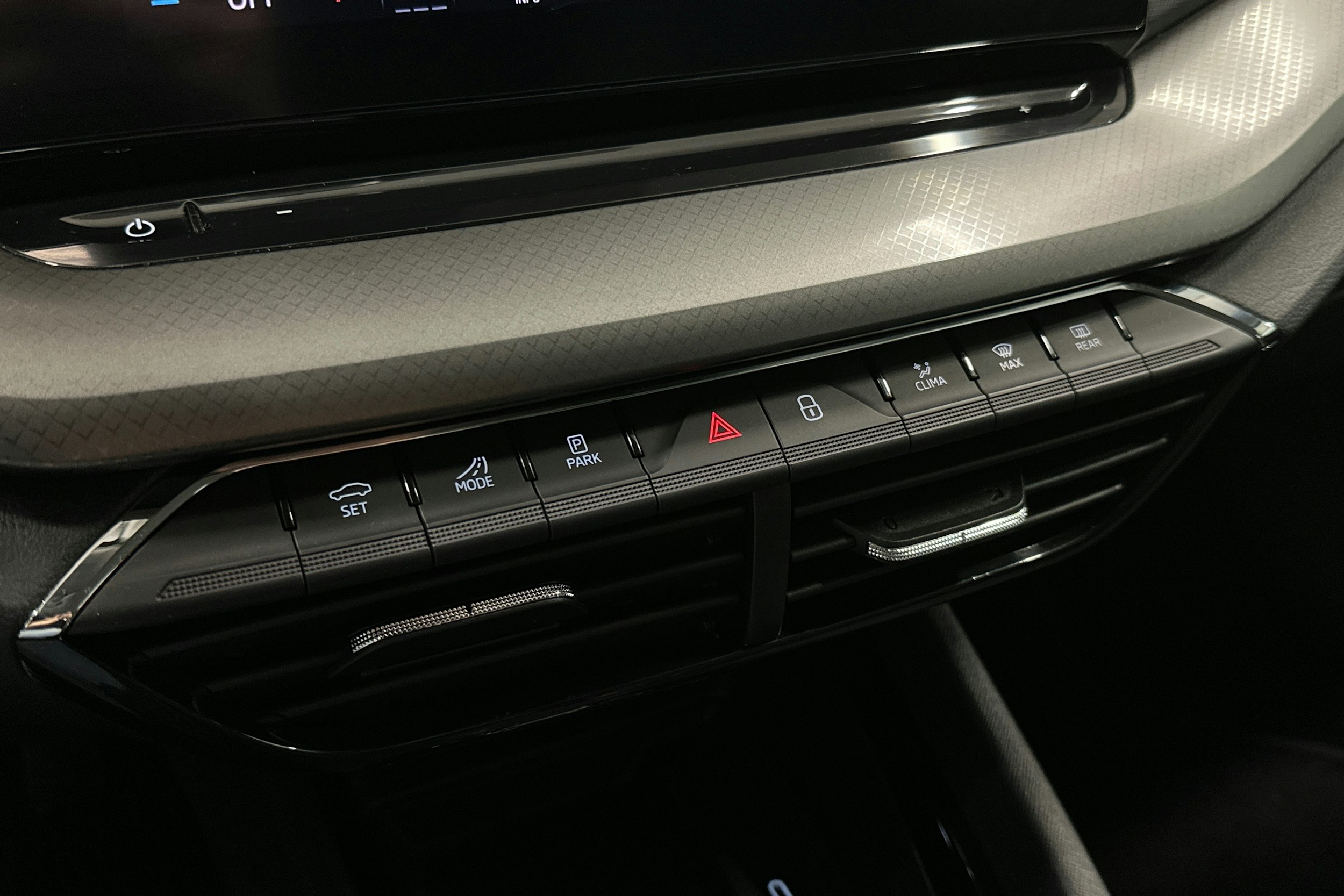 harmaa Skoda Octavia 2024 kuva 25.