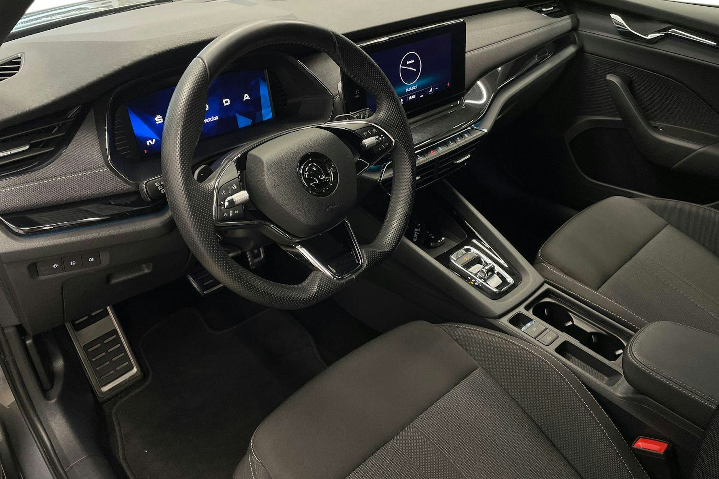 harmaa Skoda Octavia 2024 kuva 7.