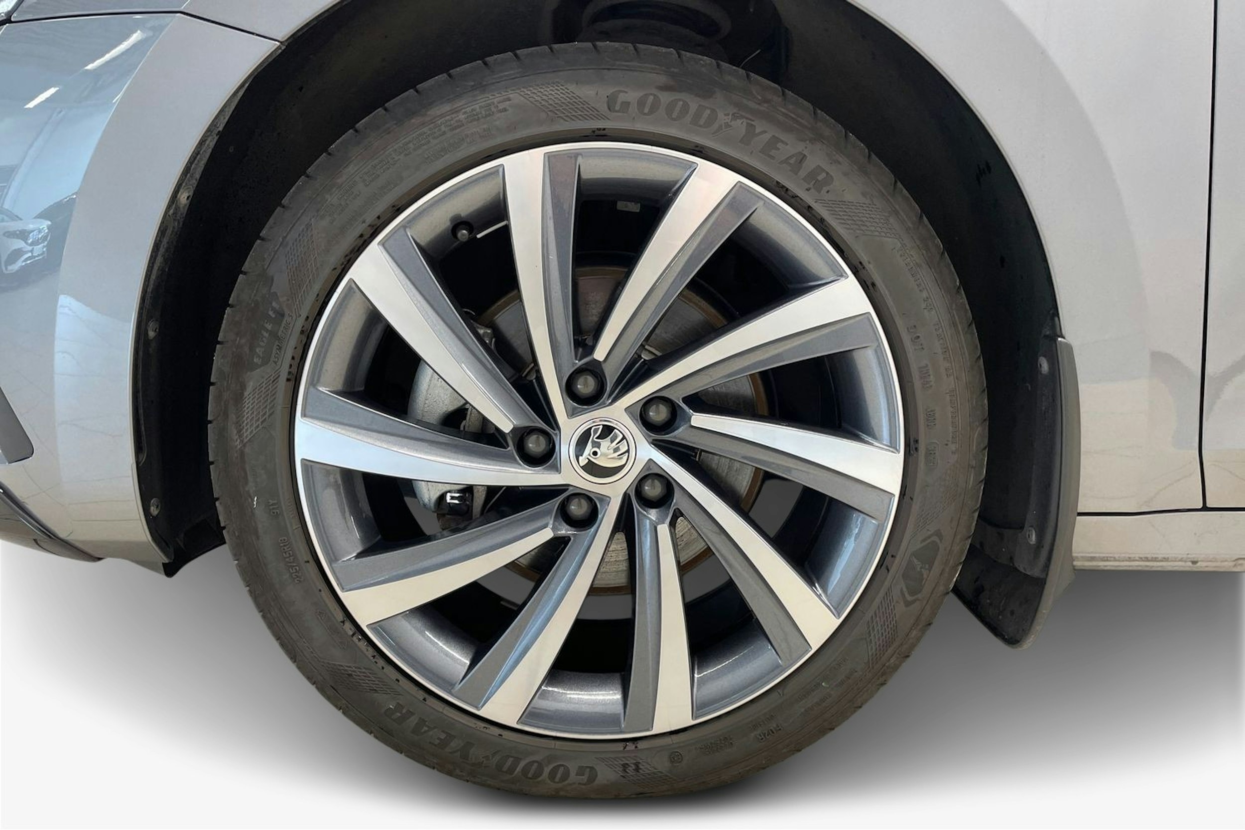harmaa Skoda Octavia 2024 kuva 11.